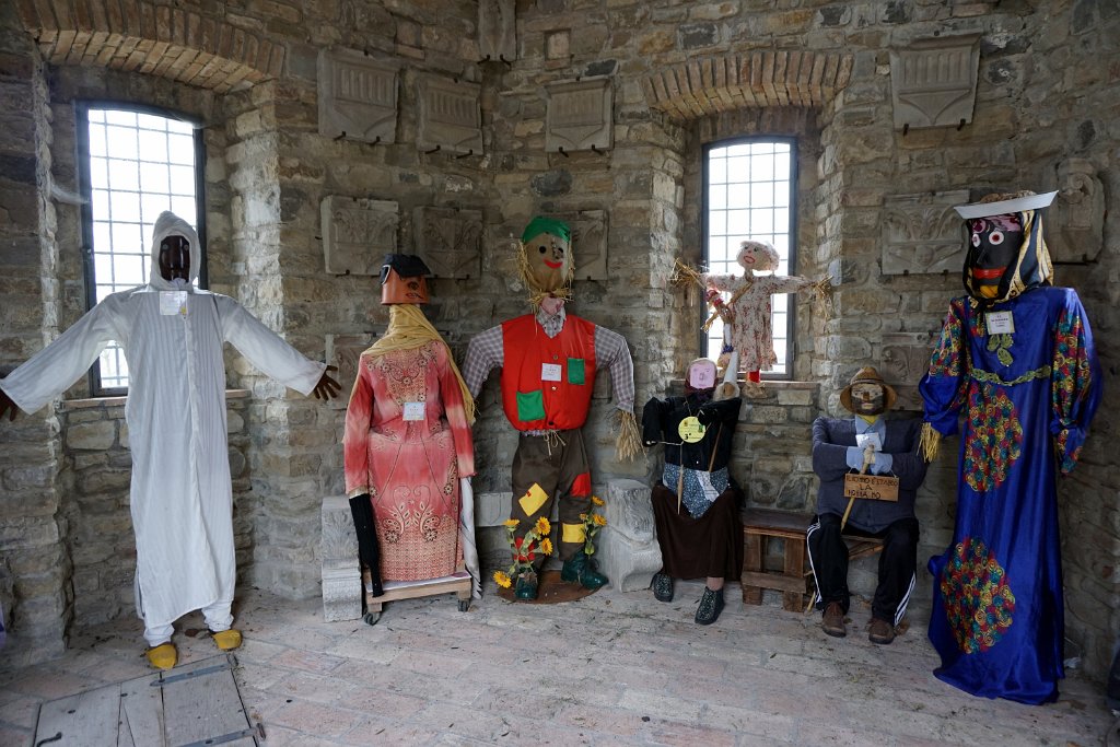 DSC00175.JPG - 18 Frontino, museo dello spaventapasseri