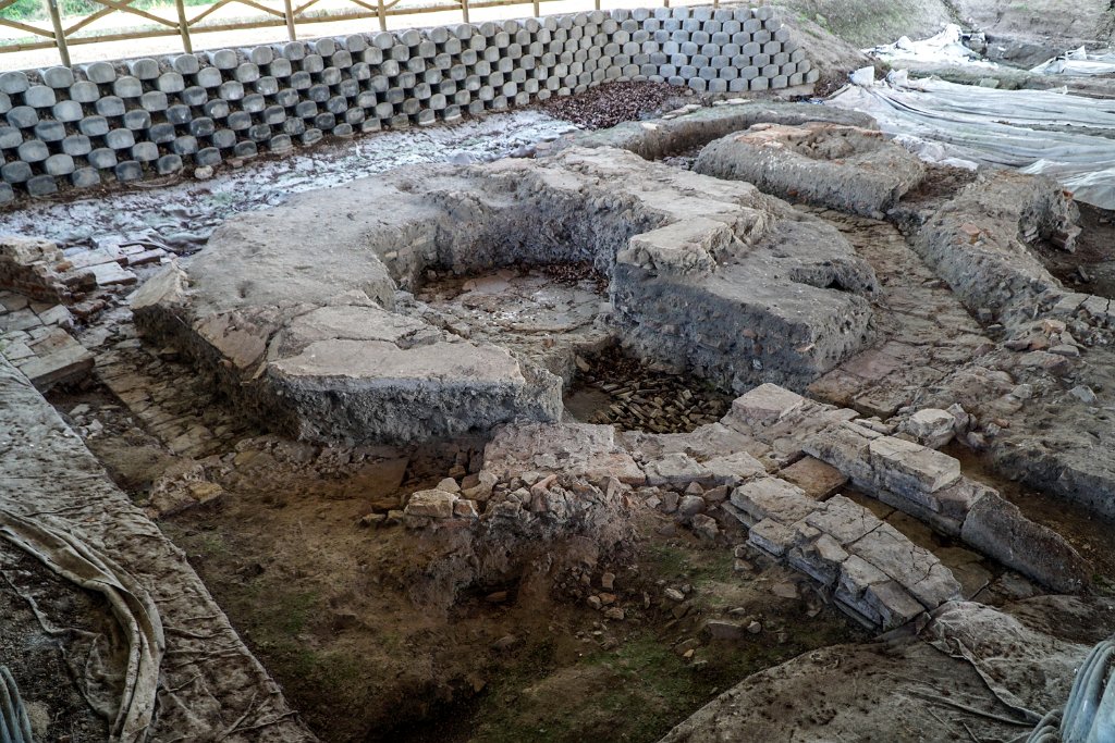 DSC00350.jpg - 19 Area archeologica di san Basilio